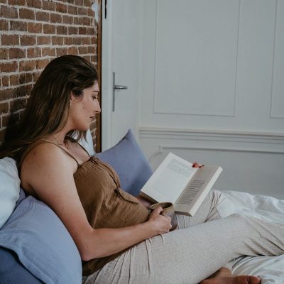 Ontspannen lezen met een lichaamskussen